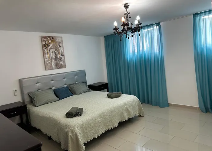 Two Bedroom In Bella Vista דירה *